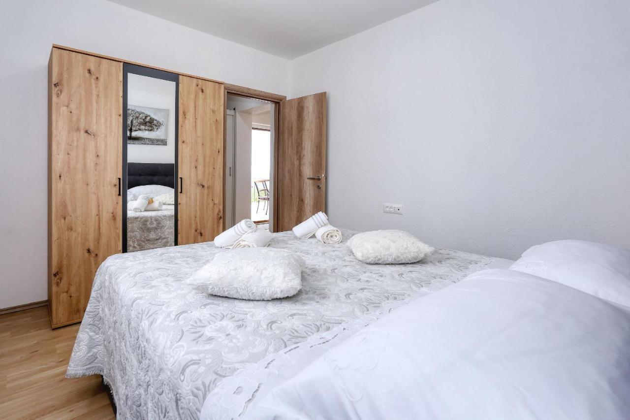 Apartments Poljak Rtina Bagian luar foto